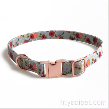 Collier de chien avec nœud en or rose et bouton entièrement en métal